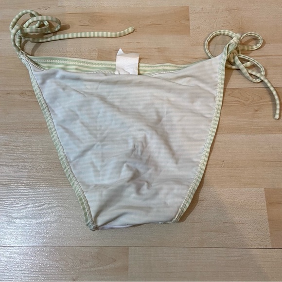 💥5/$25 women’s white and green striped string bikini bottoms in size medium - Picture 4 of 5